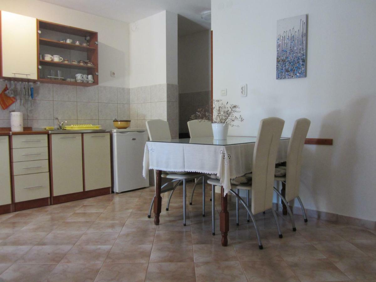 Apartmani Lina Veliki Drvenik Kültér fotó