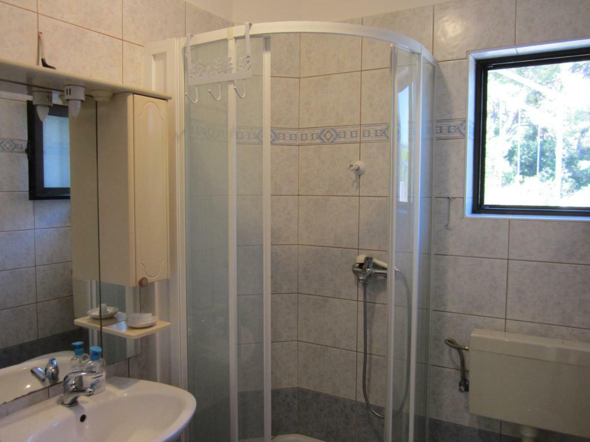 Apartmani Lina Veliki Drvenik Kültér fotó